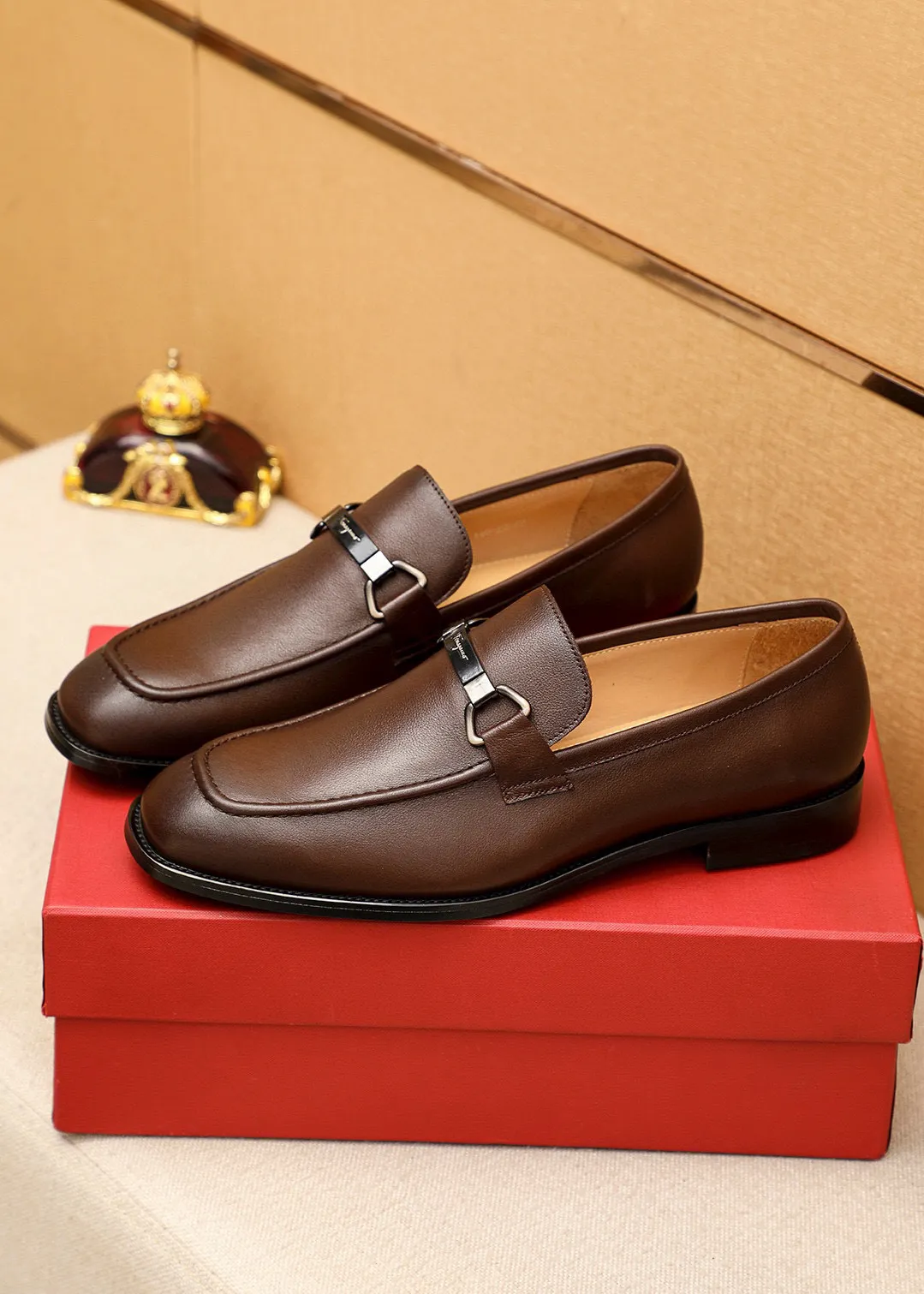Men's shoes💰460💰 Product trademark: Ferragamo "Ferragamo" casual leather shoes Regular size: 38-44 (45🉑️customized) Product materials: Selected imported first-layer calfskin upper + luxury hardware buckle, imported water-dyed cow leather lining. Strong three-dimensional visual effect, original outsole Color: 3⃣️colors available